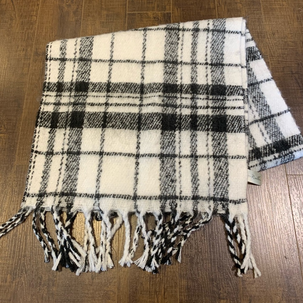 Noelle Thick Winter Blanket Scarf 🧣 B&W Plaid - Picture 3 of 8